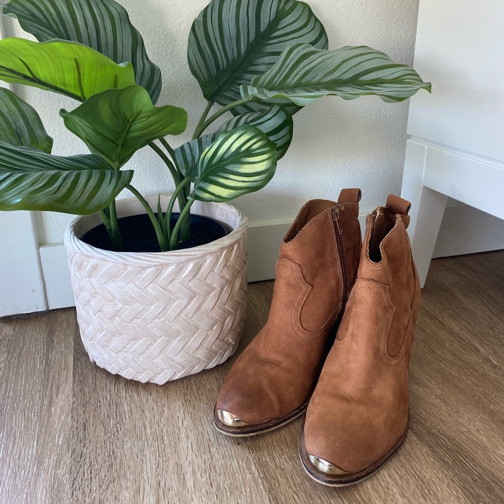 Steve Madden Pacerr short leather boots w/ gold trim